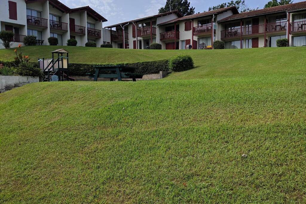 Appartement entier, T3 proche d'Espelette dans domaine avec piscine in Souraïde, Région de Bayonne