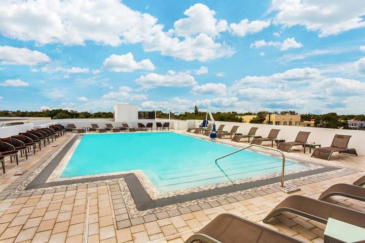 Vacation rental for 4 people, with pool and yard in Dania Beach