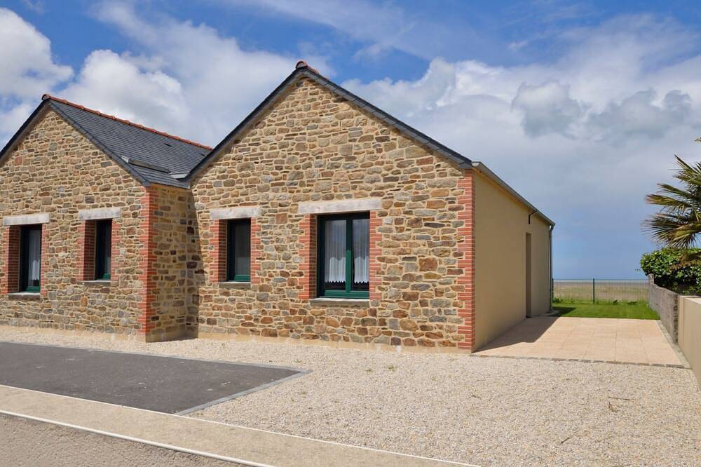 Les yeux dans la baie by Interhome in Cherrueix, Mont-Saint-Michel Bay