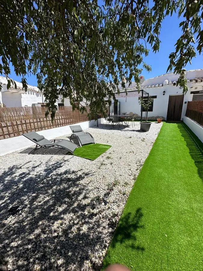 Casa de vacaciones para 3 personas, con vistas y terraza además de jardín y piscina, Se admiten mascotas - 1