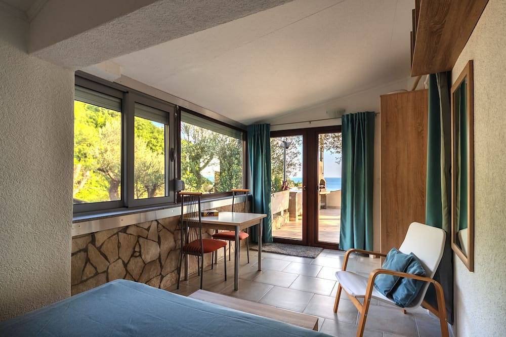 Ganze Wohnung, Ferienwohnung mit Meerblick und Pool - Unter den Oliven in Opština Budva