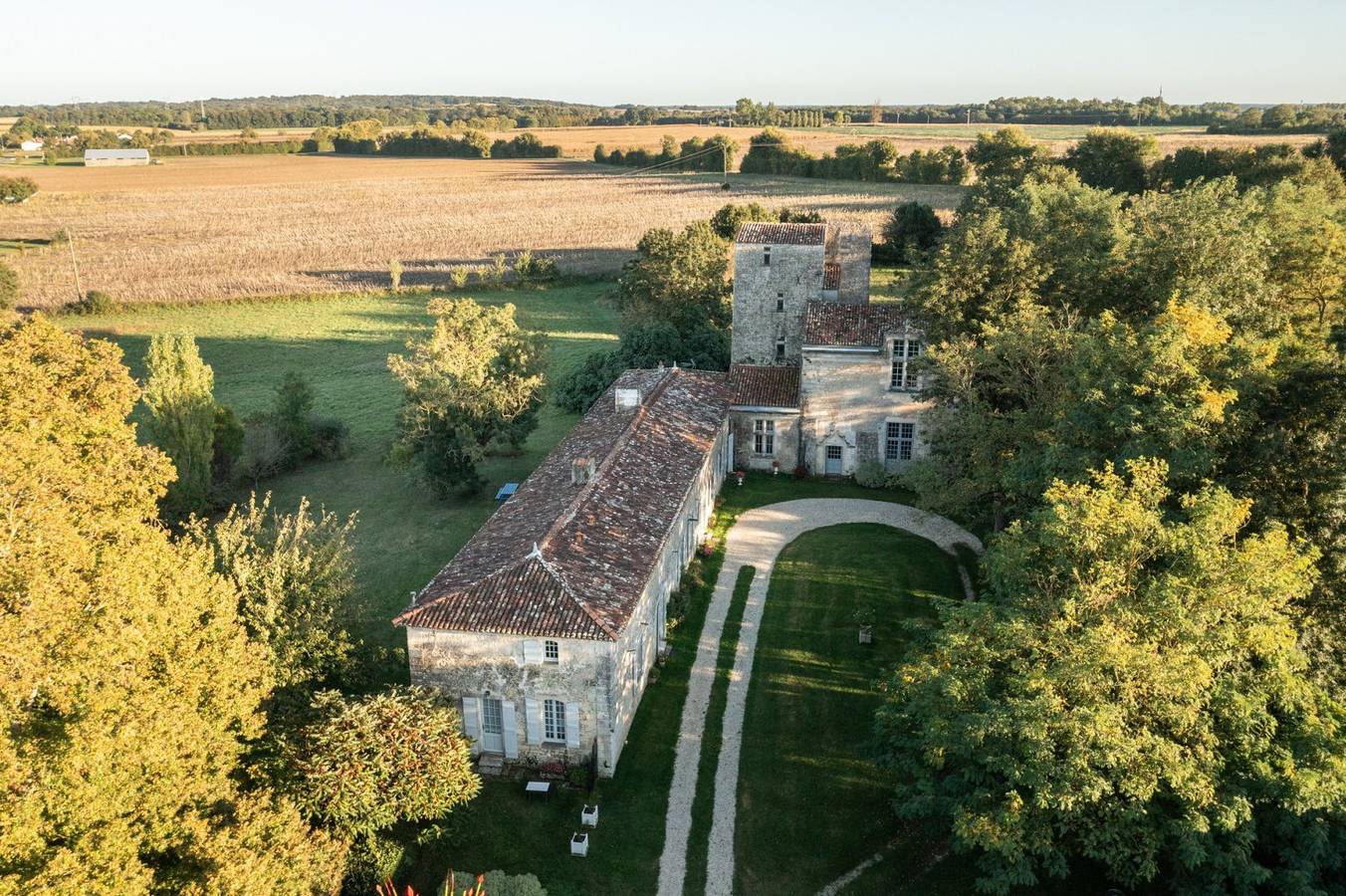 Chambres d'hôtes dans château 14° siècle - Rose André in Champdolent, Région de Saint-Jean-d'Angély