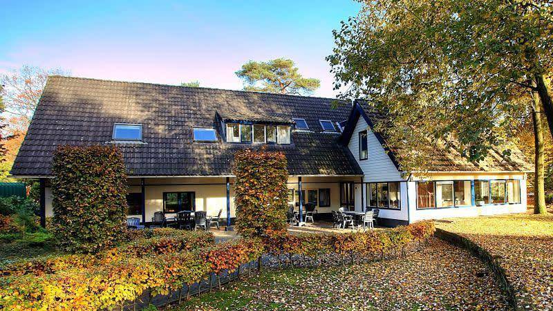 Bungalow voor 12 personen, with Balkon/Terras and Terras as well as Tuin in Beekbergen