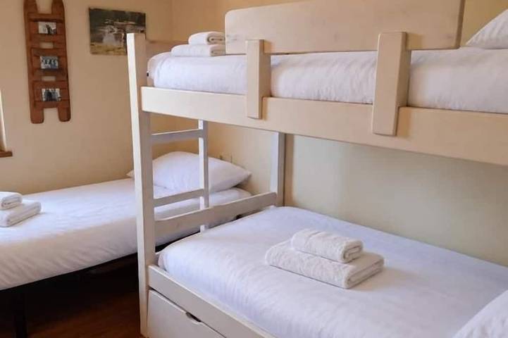 Appartement entier, Appartement 3 ch. avec cheminée, piscine, terrasse et Wi-Fi in Puigcerdà, Cerdanya