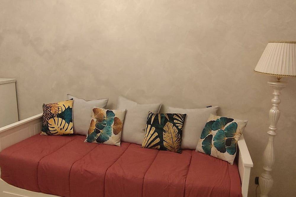 Apartamento entero, In quiet residence, comfortable two-room apartment, maximum cleanliness. in Legnano, Provincia de Milan