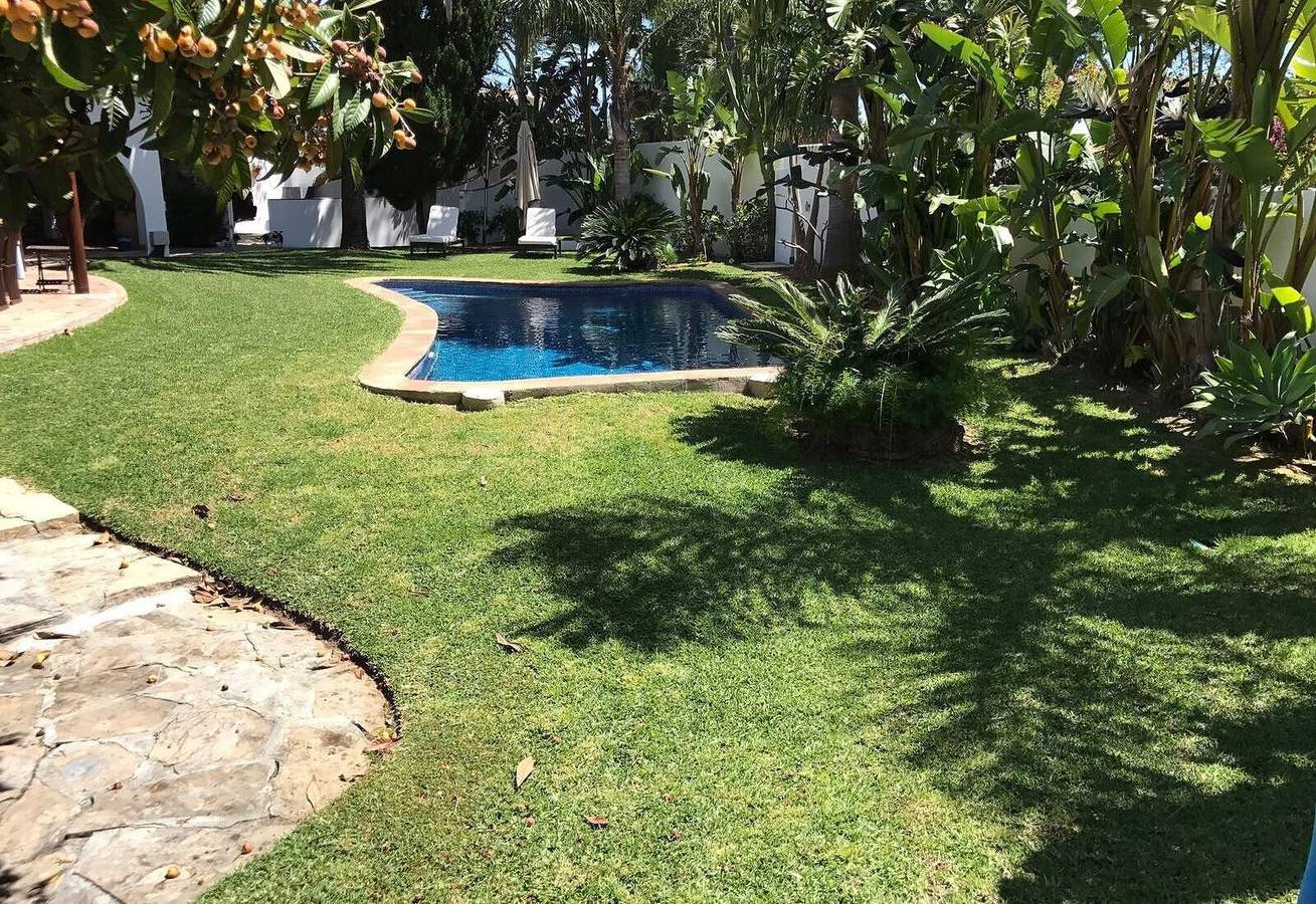 Villa avec piscine chauffée et bain à remous in Atalaya Isdabe, Estepona