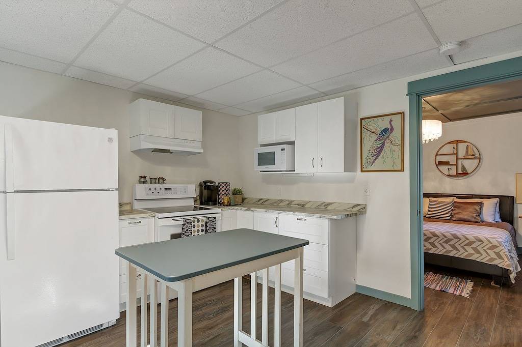 Charming Creekside Cottage in Nature with Historic Roots in Vernon, Silver Star