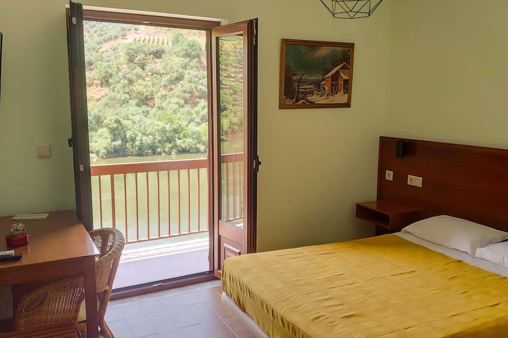 Ganze Wohnung, Apartment mit Gemeinschaftspool und fantastischem Panoramablick auf den Fluss Douro in Castanheiro do Norte e Ribalonga, Douro-Tal