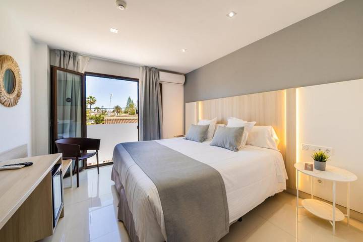 Hôtel pour 2 personnes, avec Terrasse et Jardin ainsi que Piscine et Vue à Els Poblets