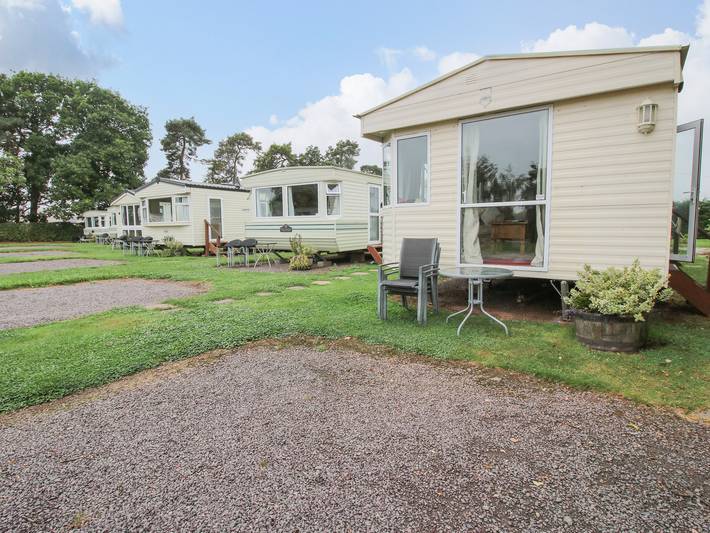 Caravan for 4 people, with Garden in West Midlands