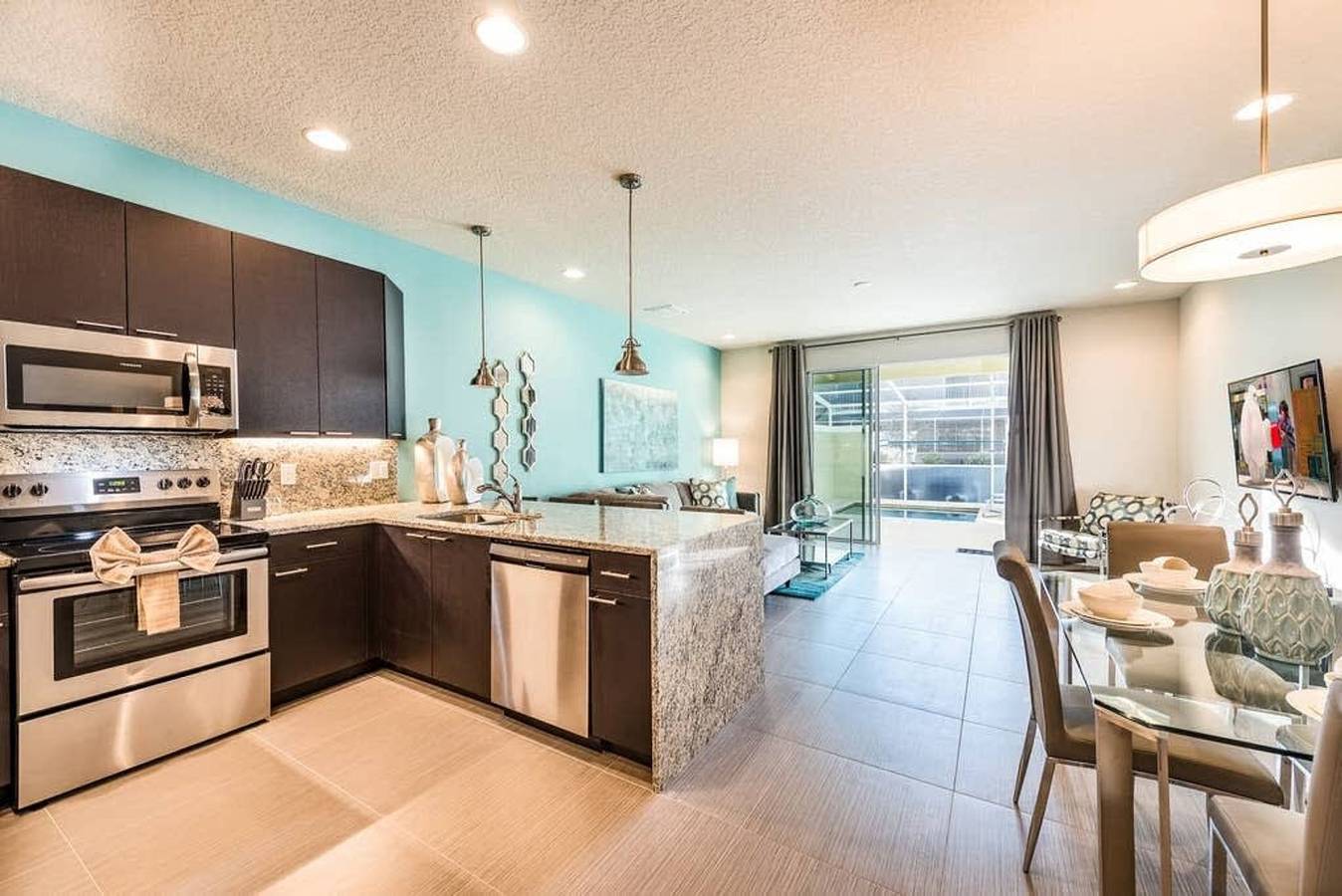 Super cozy home with private pool in Four Corners, Lake County