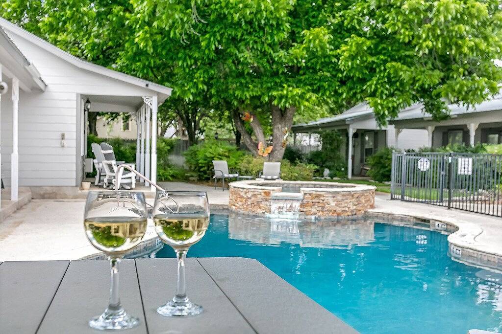 Absolut charmanter Cotswold Bungalow, Kingsize-Bett, In der Stadt, Zugang zum Whirlpool / Pool! in Gillespie County