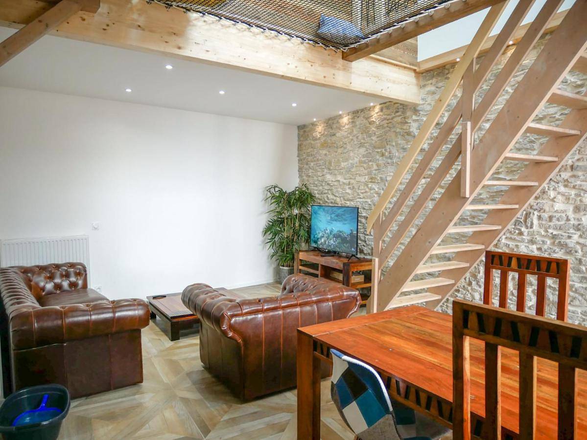 Appartement entier, Three-Bedroom Apartment in Crémieu, Région de La Tour-du-Pin