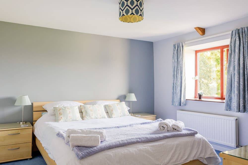 Honeysuckle Cottage, pet friendly, with a garden in Bigbury in Bigbury on Sea, South Devon