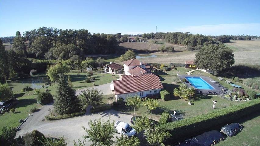 Maison d’hôte pour 4 personnes, avec Terrasse et Jardin ainsi que Piscine et Vue