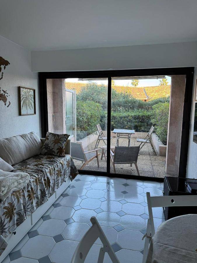 Gîte pour 4 personnes, avec terrasse dans Gare D Antibes - 2