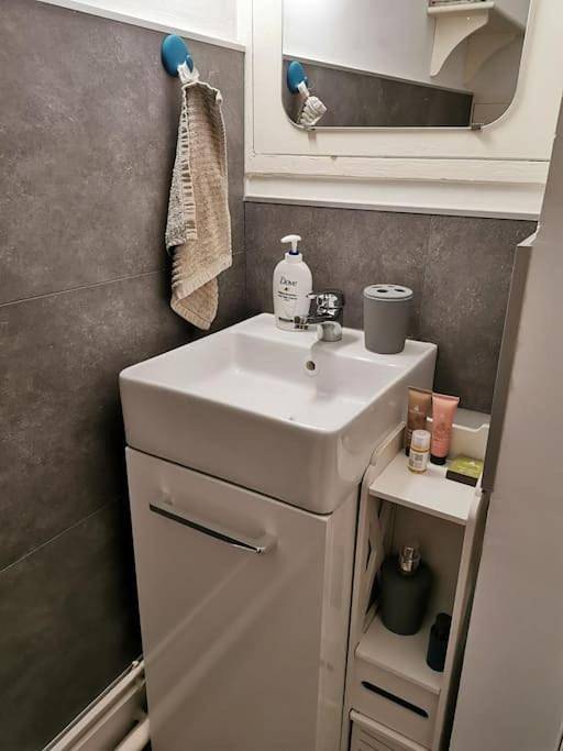 Appartement entier, Studio meublé équipé calme et bien situé in Chambray-lès-Tours, Région de Tours