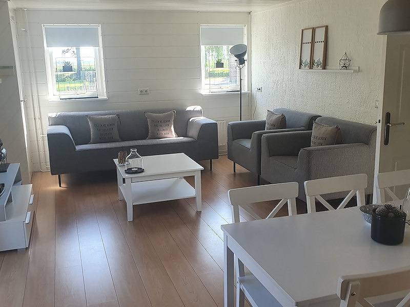 Vakantiefriesland — Vakantiehuis Nes met groot grasveld in Nationaal Park De Alde Feanen