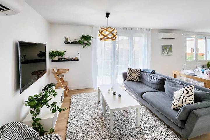 Location de vacances pour 12 personnes, avec jardin et balcon à Bron
