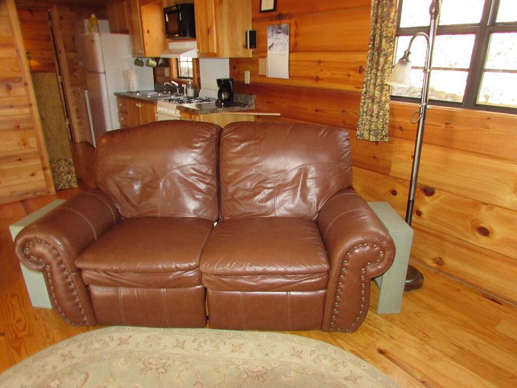 Sundance Pet freundliches Blockhaus mit Whirlpool Wifi Gasgrill Wasserfall Wandern in Madison County (NC)