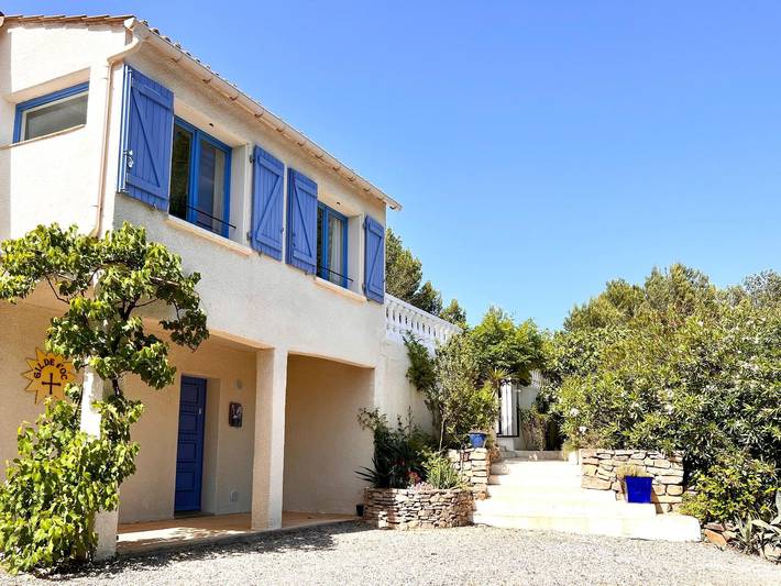 Villa pour 8 personnes, avec Balcon/Terrasse et Terrasse ainsi que Jardin et Piscine