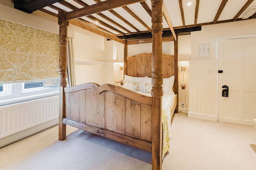 Experience boutique comfort above The Powell pub in Birchington. Stylish en-suite rooms, luxury touches, and a vibrant pub below—perfect for business, couples, or families. Book your coastal escape today! in Birchington, Kent