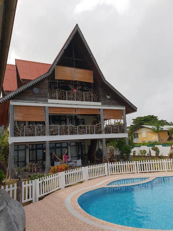 Location de vacances pour 12 personnes, avec vue et piscine ainsi que jardin et sauna, animaux acceptés dans La Digue - 4