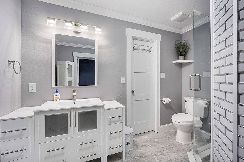 Waterfront Oasis w/ Pool, Tiki Lounge, Dock & Bbq in Marathon, Monroe County