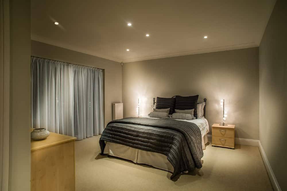 Sandbanks Peninsula Stunning Modern Luxury House - Heated Pool & Hot Tub in Sandbanks, Poole