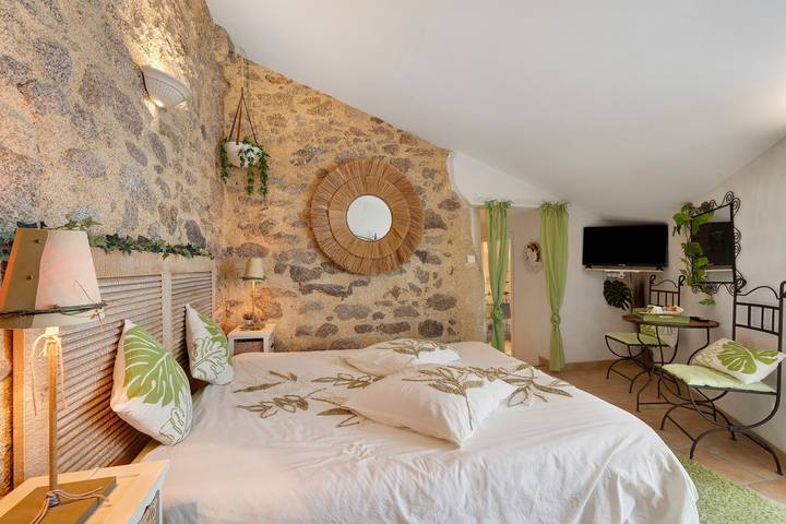 Bed and Breakfast 'Chambre Nature' with Shared Garden and Wi-Fi in Saint-Malô-du-Bois, Loire Valley