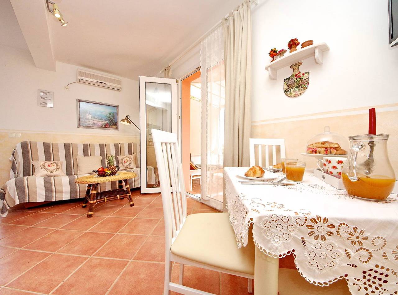 Ganze Wohnung, Seafront Apartments Deveron - One Bedroom Apartment with Balcony and Sea View in Zavala, Hvar
