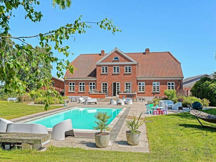 Ferienhaus für 34 Personen, mit Whirlpool und Terrasse sowie Pool und Sauna auf Seeland