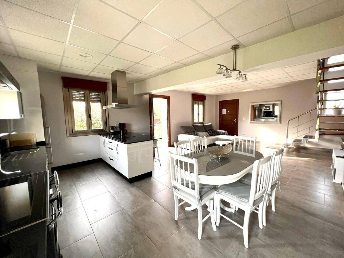 Three-Bedroom Townhouse in Sas de Penelas, Castro Caldelas