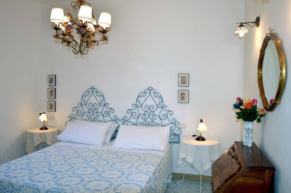 Casetta Clementina, casa de piedra con jardín en Castellabate in Salvatore (Castellabate), Cilento