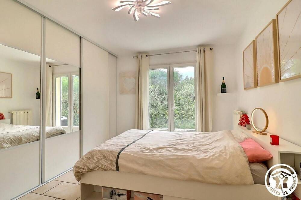 Villa de 250 m2 en 4000 m2 de bosque de pinos Spa 6 lugares, piscina in Cadolive, Marsella region