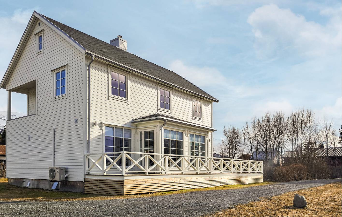 Ferienhaus für 8 Personen mit Garten in Vestfjorden
