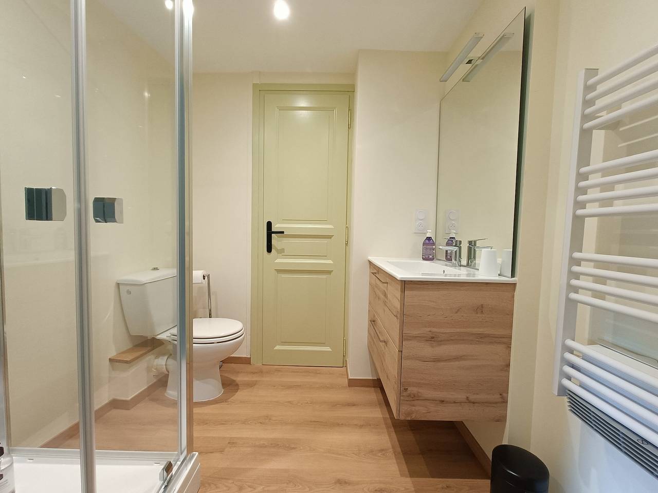 Chambre « Pistache » avec piscine partagée, terrasse commune et Wi-Fi in Beaumont-sur-Grosne, Région de Chalon-sur-Saône