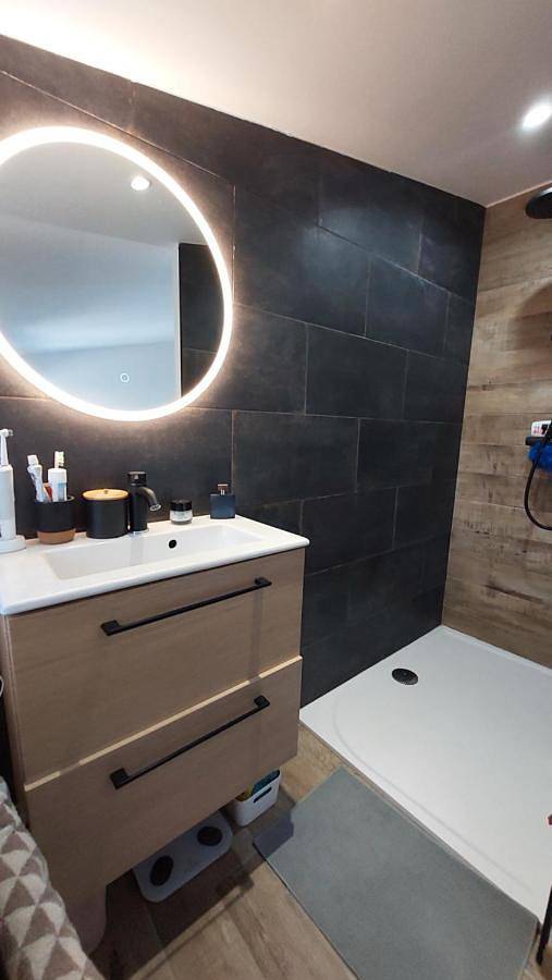 Location de vacances pour 6 personnes, avec jardin ainsi que vue et terrasse à Rougiers - 2