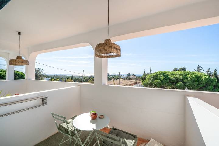Ganze Wohnung, Ferienwohnung 'Caramujeira Guest House Room 3 -' mit Meerblick, Gemeinschaftspool und WLAN in Faro Distrikt