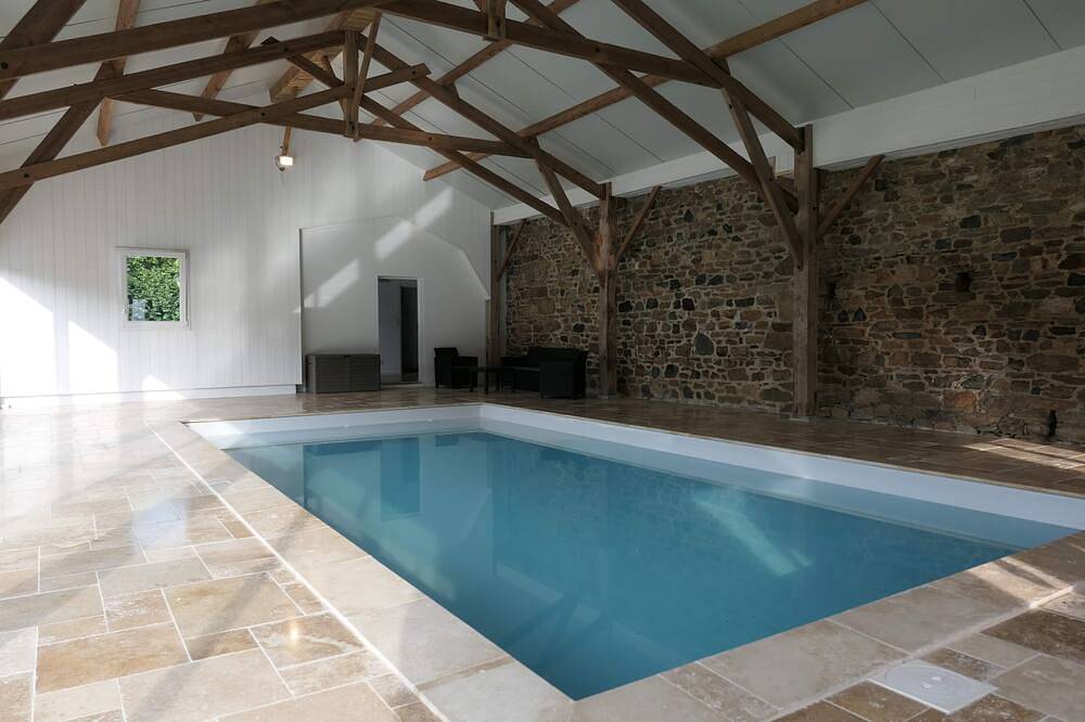 Gîte de campagne avec piscine intérieure et privative in Plounévez-Moëdec, Région de Lannion
