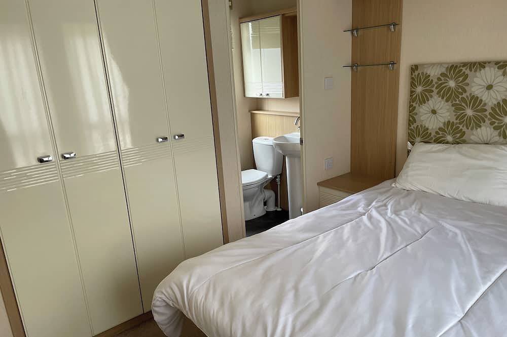 Larkspur lovely dog friendly caravan at Rockley Park, Poole Harbour, Dorset. in Poole, Poole Harbour