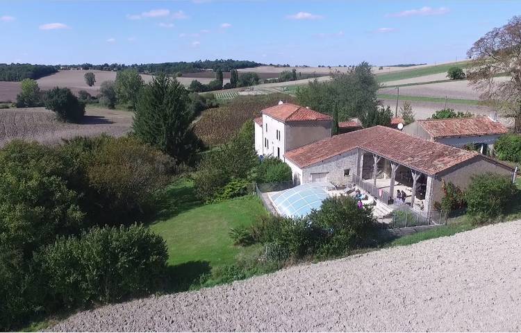 Gîte pour 5 personnes, avec piscine ainsi que terrasse et jardin, animaux acceptés en Charente - 2
