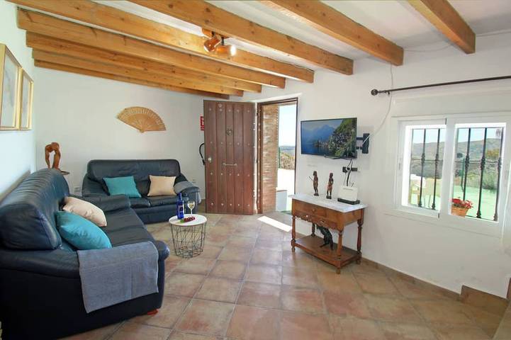 Acogedora escapada para cuatro junto a la piscina. Piscina con filtro de sal. in Comares, Provincia de Málaga