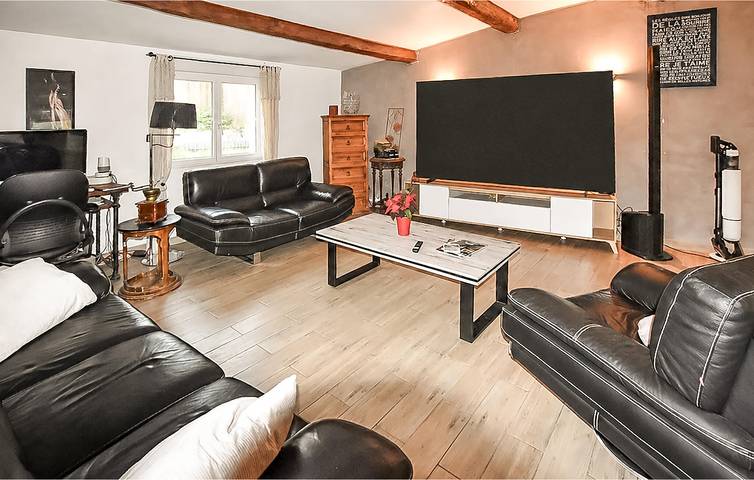 Un charmant appartement à 2 km de Caveirac : appartement avec piscine, jardin et Wi-Fi in Langlade, Région de Nîmes