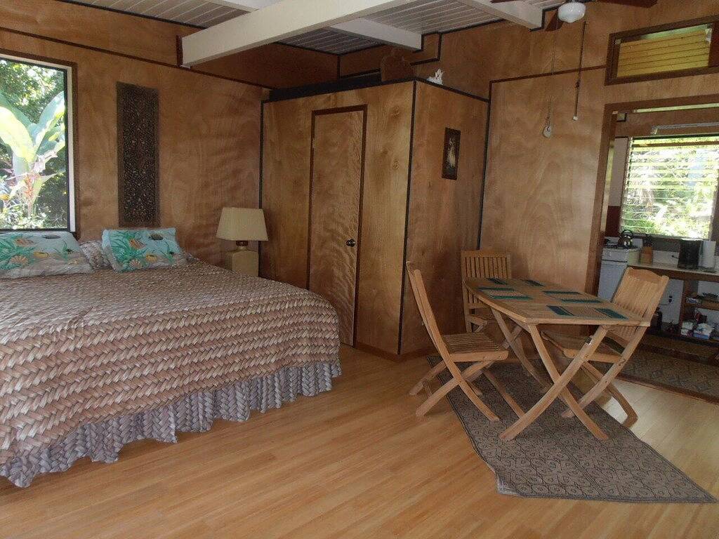 Schlechtes Wetter und tropische Brise, Inselstil, grüne Umgebung, Fülle in Kehena Beach, Kehena