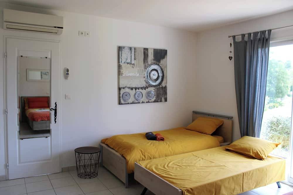 Cottage, swimming pool, enclosed garden, quiet location for families, Pets welcome in Flayosc, Draguignan en omgeving