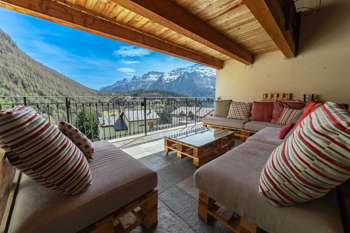 Hotel Apartamento "Residence Larice Bianco N6" com vista para a montanha, terraço partilhado e Wi-Fi in Fraciscio, Campodolcino