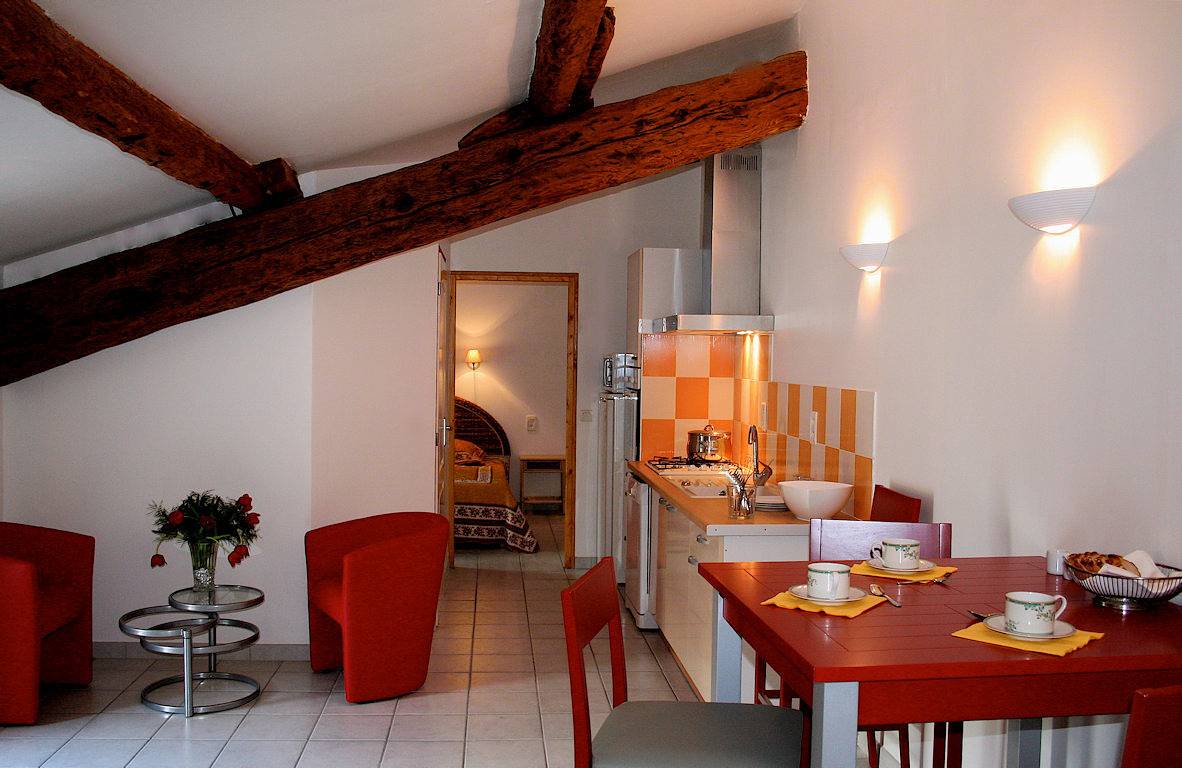 Gîte avec terrasse et piscine sécurisée, gîte 4 personnes in Cesseras, Région de Béziers