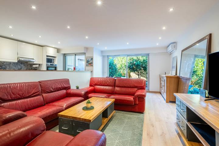 Entire apartment, Spacious Ground-Floor 3-Bedroom Apartment with Private Garden, Wi-Fi & Air Conditioning in Nice (France), Mediterranean Coast (France)