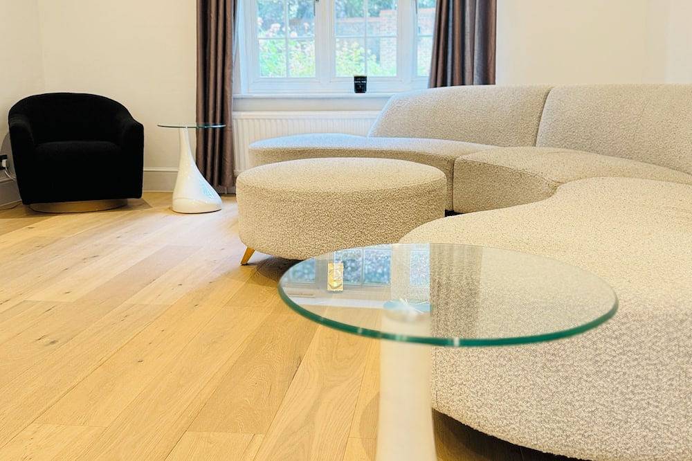 Luxury Ascot Escape- Private Indoor Heated Pool & Wellness Spa in Sunningdale, Berkshire